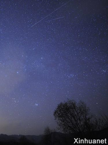 The Leonid meteor shower could be seen clearly in Miyun county of Beijing on Nov. 18, 2009.