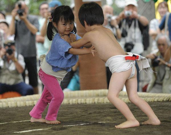 Undersize sumo wrestlers at Japan festival_CC