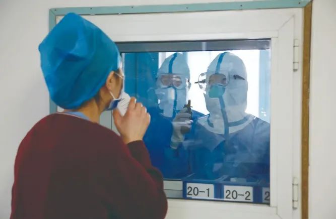 王颖指导隔离病房内的护士们工作要点