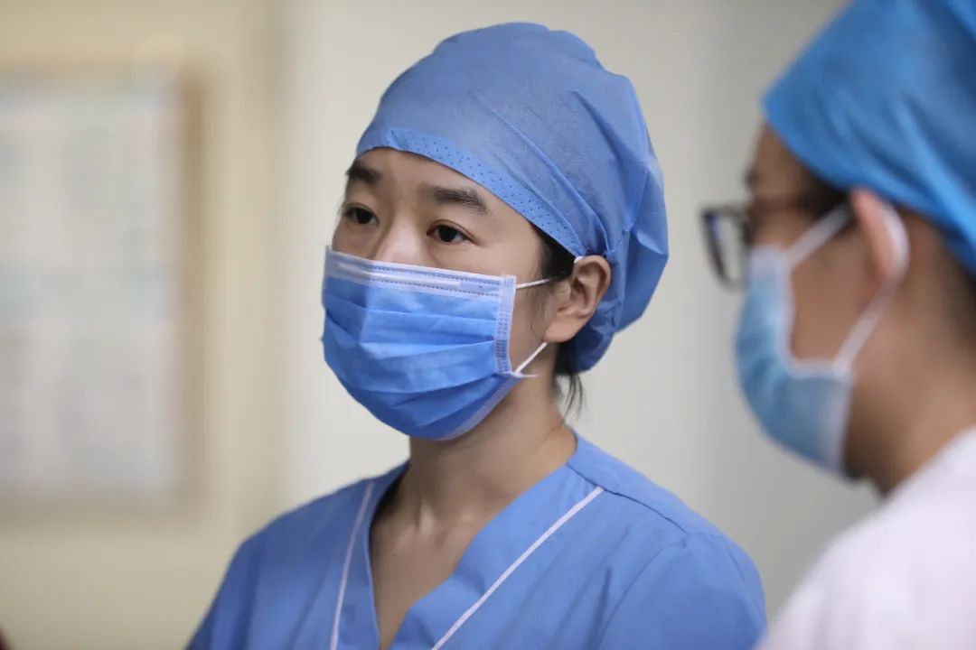 王颖（左）认真指导护理团队