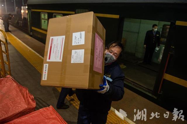 守夜人@走近城市中的“守夜人”：他们的坚守，也是在与时间赛跑