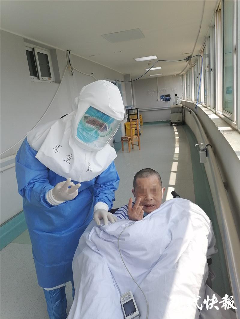 #出院#85岁武汉婆婆出院，主治医生为她写下14篇救治日记