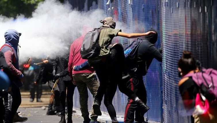 美国美国驻墨西哥大使馆遭投燃烧弹 抗议者焚毁美企机构