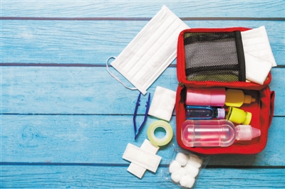 疫情手电筒、救生哨、防水鞋、矿泉水……疫情后，这些应急物资你家该备上