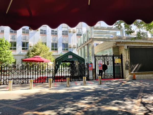 北京北京“非常时期”的疫情防控：逐户敲门排查，学生复课暂停