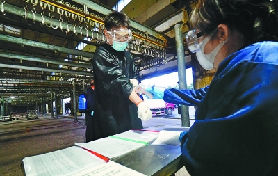 北京记者夜探岳各庄批发市场 4重消杀新鲜猪肉进京来