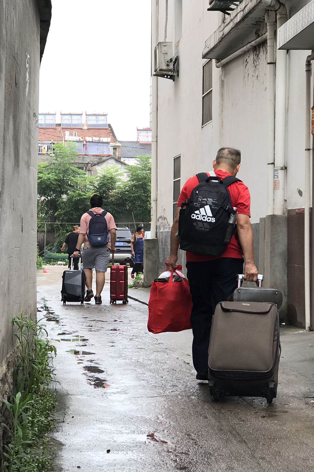 陪读毛坦厂陪读妈妈的“毕业季”：广场舞团的告别