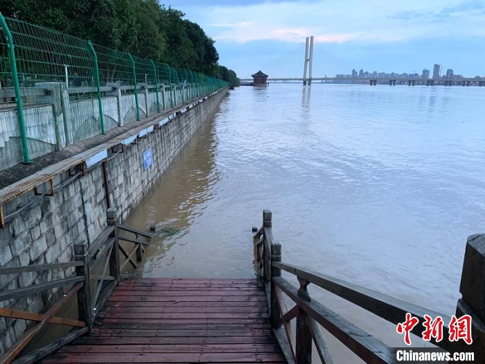 音乐喷泉|直击洪峰过境南昌城区：亚洲最大音乐喷泉群被淹没