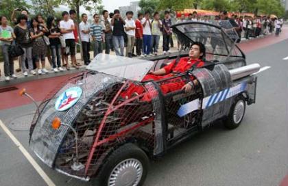 A&nbsp;student&nbsp;drives&nbsp;a&nbsp;designed&nbsp;auto&nbsp;in&nbsp;Xiamen&nbsp;University&nbsp;of&nbsp;Technology&nbsp;in&nbsp;Xiamen&nbsp;City,&nbsp;southeast&nbsp;China's&nbsp;Fujian&nbsp;Province,&nbsp;Oct.&nbsp;20,&nbsp;2009.&nbsp;An&nbsp;auto&nbsp;show&nbsp;was&nbsp;held&nbsp;during&nbsp;the&nbsp;auto&nbsp;design&nbsp;competition&nbsp;held&nbsp;by&nbsp;Xiamen&nbsp;University&nbsp;of&nbsp;Technology&nbsp;on&nbsp;Tuesday&nbsp;on&nbsp;which&nbsp;11&nbsp;varied&nbsp;newly&nbsp;designed&nbsp;vehicles&nbsp;attracted&nbsp;many&nbsp;visitors.(Xinhua&nbsp;Photo)
