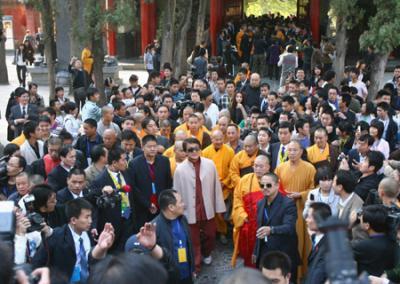 Hong&nbsp;Kong&nbsp;actor&nbsp;Jackie&nbsp;Chan&nbsp;(C)&nbsp;walks&nbsp;among&nbsp;the&nbsp;crowd&nbsp;at&nbsp;the&nbsp;Shaolin&nbsp;Temple&nbsp;in&nbsp;Dengfeng,&nbsp;Henan&nbsp;province&nbsp;October&nbsp;22,&nbsp;2009.&nbsp;The&nbsp;movie&nbsp;New&nbsp;Shaolin&nbsp;Temple,&nbsp;starring&nbsp;Chan&nbsp;and&nbsp;Lau,&nbsp;will&nbsp;start&nbsp;filming&nbsp;on&nbsp;Thursday,&nbsp;local&nbsp;media&nbsp;reported.&nbsp;[Agencies]