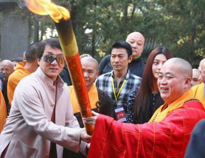 Hong&nbsp;Kong&nbsp;actor&nbsp;Jackie&nbsp;Chan&nbsp;(L)&nbsp;holds&nbsp;a&nbsp;giant&nbsp;incense&nbsp;stick&nbsp;with&nbsp;Buddhist&nbsp;abbot&nbsp;Shi&nbsp;Yongxin,&nbsp;while&nbsp;actor&nbsp;Andy&nbsp;Lau&nbsp;(C)&nbsp;looks&nbsp;on,&nbsp;at&nbsp;the&nbsp;Shaolin&nbsp;Temple&nbsp;in&nbsp;Dengfeng,&nbsp;Henan&nbsp;province&nbsp;October&nbsp;22,&nbsp;2009.&nbsp;The&nbsp;movie&nbsp;New&nbsp;Shaolin&nbsp;Temple,&nbsp;staring&nbsp;Chan&nbsp;and&nbsp;Lau,&nbsp;will&nbsp;start&nbsp;filming&nbsp;on&nbsp;Thursday,&nbsp;local&nbsp;media&nbsp;reported.&nbsp;[Agencies]