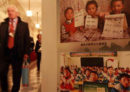 A&nbsp;participant&nbsp;of&nbsp;the&nbsp;Second&nbsp;Forum&nbsp;on&nbsp;Tibet&nbsp;walks&nbsp;past&nbsp;billboards&nbsp;about&nbsp;the&nbsp;education&nbsp;of&nbsp;children&nbsp;of&nbsp;China's&nbsp;Tibetan&nbsp;ethnic&nbsp;group,&nbsp;in&nbsp;Rome,&nbsp;Italy,&nbsp;Oct.&nbsp;22,&nbsp;2009.&nbsp;(Xinhua&nbsp;Photo)