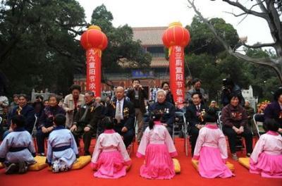 Children&nbsp;kowtow&nbsp;to&nbsp;the&nbsp;old&nbsp;during&nbsp;the&nbsp;"Third&nbsp;Double&nbsp;Nine&nbsp;Festival&nbsp;Rites&nbsp;for&nbsp;the&nbsp;Elderly"&nbsp;jointly&nbsp;organized&nbsp;by&nbsp;the&nbsp;Confucian&nbsp;Temple&nbsp;and&nbsp;Imperial&nbsp;College&nbsp;Museum&nbsp;in&nbsp;Beijing,&nbsp;October&nbsp;25,&nbsp;2009.&nbsp;[CFP]
