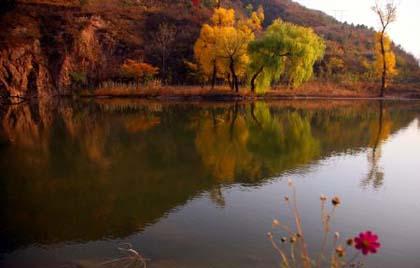 Photo&nbsp;taken&nbsp;on&nbsp;Oct.&nbsp;24,&nbsp;2009&nbsp;shows&nbsp;the&nbsp;idyllic&nbsp;autumn&nbsp;scenery&nbsp;in&nbsp;the&nbsp;mountain&nbsp;area&nbsp;of&nbsp;Huairou&nbsp;District,&nbsp;the&nbsp;outskirt&nbsp;of&nbsp;Beijing,&nbsp;China.&nbsp;(Xinhua/Pu&nbsp;Xiangdong)