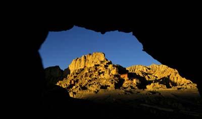 This&nbsp;photo&nbsp;taken&nbsp;on&nbsp;Oct.&nbsp;25,&nbsp;2009&nbsp;shows&nbsp;the&nbsp;ruins&nbsp;of&nbsp;Guge&nbsp;Kingdom&nbsp;in&nbsp;southwest&nbsp;China's&nbsp;Tibet&nbsp;Autonomous&nbsp;Region.&nbsp;The&nbsp;ruins&nbsp;of&nbsp;Guge&nbsp;Kingdom&nbsp;is&nbsp;situated&nbsp;at&nbsp;a&nbsp;300-meter-high&nbsp;hill&nbsp;with&nbsp;over&nbsp;300&nbsp;caves&nbsp;and&nbsp;destroyed&nbsp;earth&nbsp;buildings&nbsp;in&nbsp;Zhada&nbsp;County&nbsp;in&nbsp;the&nbsp;west&nbsp;tip&nbsp;of&nbsp;Ngari&nbsp;Prefecture&nbsp;of&nbsp;the&nbsp;Tibet&nbsp;Autonomous&nbsp;Region.&nbsp;The&nbsp;kingdom&nbsp;came&nbsp;into&nbsp;existence&nbsp;against&nbsp;nature&nbsp;in&nbsp;a&nbsp;desolate&nbsp;plateau&nbsp;4,000&nbsp;meters&nbsp;above&nbsp;sea&nbsp;level&nbsp;and&nbsp;lasted&nbsp;for&nbsp;over&nbsp;700&nbsp;years.&nbsp;It&nbsp;suddenly&nbsp;disappeared&nbsp;in&nbsp;1635.&nbsp;(Xinhua/Purbu&nbsp;Zhaxi)