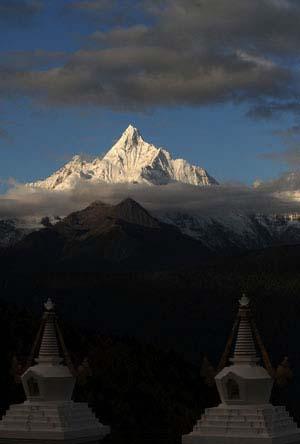 Photo&nbsp;taken&nbsp;on&nbsp;Oct.&nbsp;24,&nbsp;2009&nbsp;shows&nbsp;a&nbsp;snow-capped&nbsp;peak&nbsp;of&nbsp;the&nbsp;Meili&nbsp;Snow&nbsp;Mountain&nbsp;in&nbsp;Deqin&nbsp;county,&nbsp;Diqing&nbsp;Tibetan&nbsp;Autonomous&nbsp;Prefecture,&nbsp;in&nbsp;southwest&nbsp;China's&nbsp;Yunnan&nbsp;province.&nbsp;The&nbsp;Meili&nbsp;Snow&nbsp;Mountain,&nbsp;with&nbsp;the&nbsp;highest&nbsp;peak&nbsp;at&nbsp;an&nbsp;altitude&nbsp;of&nbsp;6,740&nbsp;meters,&nbsp;and&nbsp;covered&nbsp;with&nbsp;glaciers&nbsp;formed&nbsp;thousands&nbsp;of&nbsp;years&nbsp;ago,&nbsp;has&nbsp;not&nbsp;been&nbsp;conquered&nbsp;by&nbsp;human.&nbsp;Dozens&nbsp;of&nbsp;splendid&nbsp;snow&nbsp;mountains&nbsp;in&nbsp;northwest&nbsp;Yunnan&nbsp;make&nbsp;the&nbsp;province&nbsp;a&nbsp;dreamland&nbsp;of&nbsp;tourism.&nbsp;The&nbsp;construction&nbsp;of&nbsp;the&nbsp;Meili&nbsp;Snow&nbsp;Mountain&nbsp;National&nbsp;Park&nbsp;will&nbsp;be&nbsp;completed&nbsp;soon.&nbsp;(Xinhua/Lin&nbsp;Yiguang)