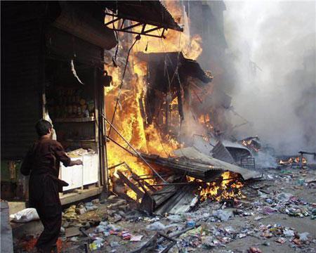 A&nbsp;man&nbsp;stands&nbsp;beside&nbsp;a&nbsp;building&nbsp;at&nbsp;the&nbsp;site&nbsp;of&nbsp;an&nbsp;explosion&nbsp;in&nbsp;northwest&nbsp;Pakistan's&nbsp;city&nbsp;of&nbsp;Peshawar,&nbsp;Oct.&nbsp;28,&nbsp;2009.&nbsp;(Xinhua)