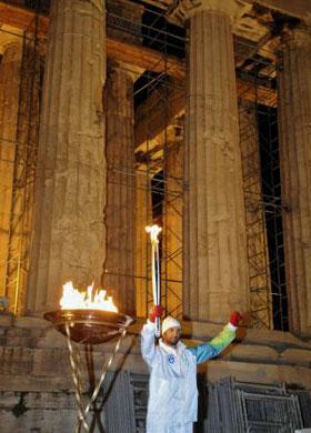 Greek&nbsp;rowing&nbsp;Olympic&nbsp;medallist&nbsp;Vasileios&nbsp;Polymeros&nbsp;raises&nbsp;an&nbsp;Olympic&nbsp;torch&nbsp;in&nbsp;front&nbsp;of&nbsp;the&nbsp;Parthenon&nbsp;at&nbsp;the&nbsp;hill&nbsp;of&nbsp;the&nbsp;Acropolis&nbsp;in&nbsp;Athens&nbsp;October&nbsp;28,&nbsp;2009.&nbsp;The&nbsp;Olympic&nbsp;flame&nbsp;of&nbsp;the&nbsp;Vancouver&nbsp;2010&nbsp;Winter&nbsp;Olympics&nbsp;will&nbsp;be&nbsp;handed&nbsp;over&nbsp;to&nbsp;the&nbsp;Canadian&nbsp;delegation&nbsp;on&nbsp;October&nbsp;29.(Xinhua/Reuters&nbsp;Photo)