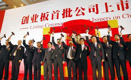 Delegates of the first batch of 28 selected firms for China's ChiNext pose for photos during the listing ceremony in Shenzhen, south China's Guangdong Province, Oct. 30, 2009. China's Nasdaq-style market, ChiNext, made their debut Friday on the Shenzhen-based exchange.(Xinhua/Peng Yong)