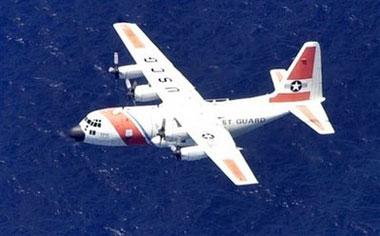 File&nbsp;-&nbsp;A&nbsp;U.S.&nbsp;Coast&nbsp;Guard&nbsp;C-130&nbsp;aircraft&nbsp;flies&nbsp;in&nbsp;this&nbsp;August&nbsp;2,&nbsp;2003&nbsp;file&nbsp;photo&nbsp;over&nbsp;the&nbsp;waters&nbsp;off&nbsp;the&nbsp;southwest&nbsp;coast&nbsp;of&nbsp;Eleuthera&nbsp;in&nbsp;the&nbsp;Bahamas.(AP&nbsp;Photo/HO,&nbsp;Donald&nbsp;Knowles)