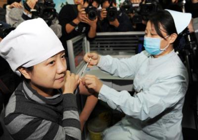Sun&nbsp;Yan&nbsp;(L),&nbsp;a&nbsp;doctor&nbsp;of&nbsp;Zhengzhou&nbsp;No.6&nbsp;People's&nbsp;Hospital,&nbsp;receives&nbsp;the&nbsp;A/H1N1&nbsp;influenza&nbsp;vaccination&nbsp;in&nbsp;Zhengzhou,&nbsp;capital&nbsp;of&nbsp;central&nbsp;China's&nbsp;Henan&nbsp;Province,&nbsp;Oct.&nbsp;31,&nbsp;2009.&nbsp;A&nbsp;vaccination&nbsp;program&nbsp;against&nbsp;the&nbsp;A/H1N1&nbsp;virus&nbsp;is&nbsp;kicked&nbsp;off&nbsp;in&nbsp;the&nbsp;province&nbsp;on&nbsp;Saturday.&nbsp;(Xinhua/Zhao&nbsp;Peng)