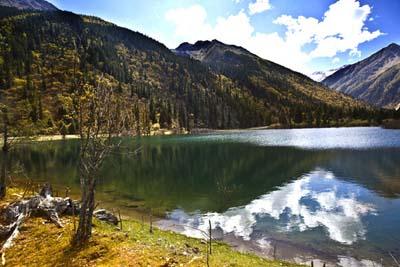 The&nbsp;Dagu&nbsp;Glaciers&nbsp;Scenic&nbsp;Area&nbsp;is&nbsp;located&nbsp;in&nbsp;Heshui&nbsp;County.&nbsp;It&nbsp;shines&nbsp;like&nbsp;a&nbsp;huge&nbsp;pearl&nbsp;embedded&nbsp;in&nbsp;the&nbsp;Dagu&nbsp;mountain&nbsp;side.&nbsp;The&nbsp;Dagu&nbsp;Glaciers&nbsp;are&nbsp;rare&nbsp;contemporary&nbsp;glaciers.&nbsp;In&nbsp;autumn,&nbsp;the&nbsp;heavy&nbsp;forests&nbsp;all&nbsp;around&nbsp;the&nbsp;snow-capped&nbsp;peaks&nbsp;turn&nbsp;golden&nbsp;as&nbsp;if&nbsp;they&nbsp;were&nbsp;deep-dyed.&nbsp;[Photo:&nbsp;Xinhuanet]