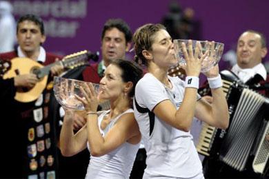Maria&nbsp;Jose&nbsp;Martinez&nbsp;Sanchez&nbsp;(R)&nbsp;and&nbsp;compatriot&nbsp;Nuria&nbsp;Llagostera&nbsp;Vives&nbsp;of&nbsp;Spain&nbsp;kiss&nbsp;their&nbsp;champion&nbsp;trophies&nbsp;after&nbsp;defeating&nbsp;Cara&nbsp;Black&nbsp;of&nbsp;Zimbabwe&nbsp;and&nbsp;Liezel&nbsp;Huber&nbsp;of&nbsp;the&nbsp;U.S.&nbsp;during&nbsp;the&nbsp;final&nbsp;match&nbsp;of&nbsp;women's&nbsp;doubles&nbsp;at&nbsp;the&nbsp;WTA&nbsp;Tour&nbsp;Championships&nbsp;in&nbsp;Doha,&nbsp;Qatar,&nbsp;Nov.&nbsp;1,&nbsp;2009.&nbsp;Sanchez/Vives&nbsp;won&nbsp;2-1.(Xinhua/Chen&nbsp;Shaojin)