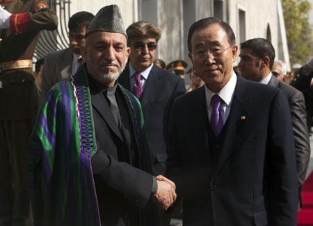 UN&nbsp;Secretary-General&nbsp;Ban&nbsp;Ki-moon&nbsp;(R)&nbsp;shakes&nbsp;hands&nbsp;with&nbsp;Afghan&nbsp;President&nbsp;Hamid&nbsp;Karzai&nbsp;in&nbsp;Kabul&nbsp;November&nbsp;2,&nbsp;2009.&nbsp;Ban&nbsp;made&nbsp;a&nbsp;surprise&nbsp;visit&nbsp;to&nbsp;Afghanistan&nbsp;on&nbsp;Monday&nbsp;as&nbsp;pressure&nbsp;grew&nbsp;to&nbsp;abandon&nbsp;plans&nbsp;for&nbsp;a&nbsp;risky&nbsp;run-off&nbsp;vote&nbsp;after&nbsp;the&nbsp;withdrawal&nbsp;of&nbsp;Karzai's&nbsp;only&nbsp;rival.(Xinhua/Reuters&nbsp;Photo)