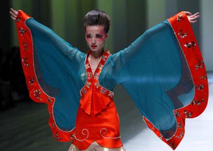 A&nbsp;model&nbsp;presents&nbsp;a&nbsp;creation&nbsp;for&nbsp;the&nbsp;NE&nbsp;TIGER&nbsp;2010&nbsp;Haute&nbsp;Couture&nbsp;Show&nbsp;during&nbsp;China&nbsp;Fashion&nbsp;Week&nbsp;in&nbsp;Beijing&nbsp;November&nbsp;2,&nbsp;2009.&nbsp;China&nbsp;Fashion&nbsp;Week&nbsp;opens&nbsp;on&nbsp;Nov&nbsp;2&nbsp;and&nbsp;run&nbsp;until&nbsp;Nov&nbsp;10,&nbsp;with&nbsp;almost&nbsp;70&nbsp;fashion&nbsp;events&nbsp;happening&nbsp;in&nbsp;Beijing.&nbsp;It&nbsp;will&nbsp;showcase&nbsp;the&nbsp;2010&nbsp;spring&nbsp;and&nbsp;summer&nbsp;collections&nbsp;of&nbsp;local&nbsp;and&nbsp;international&nbsp;fashion&nbsp;designers,&nbsp;and&nbsp;also&nbsp;host&nbsp;seminars&nbsp;and&nbsp;competitions.[Agencies]
