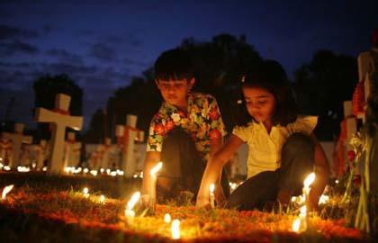 Children&nbsp;light&nbsp;candles&nbsp;as&nbsp;they&nbsp;offered&nbsp;prayers&nbsp;for&nbsp;departed&nbsp;loved&nbsp;ones&nbsp;to&nbsp;mark&nbsp;All&nbsp;Souls'&nbsp;Day&nbsp;at&nbsp;the&nbsp;cemetery&nbsp;of&nbsp;Holy&nbsp;Rosary&nbsp;church&nbsp;in&nbsp;Dhaka&nbsp;November&nbsp;2,&nbsp;2009.&nbsp;(Xinhua/Reuters&nbsp;Photo)
