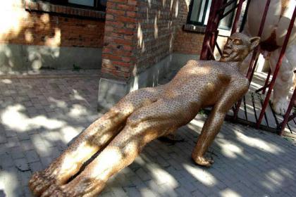 798&nbsp;Art&nbsp;Zone&nbsp;is&nbsp;located&nbsp;on&nbsp;the&nbsp;east&nbsp;side&nbsp;of&nbsp;Jiuxianqiao&nbsp;Road&nbsp;which&nbsp;is&nbsp;at&nbsp;the&nbsp;Dashanzi&nbsp;exit&nbsp;of&nbsp;the&nbsp;airport&nbsp;expressway.&nbsp;It&nbsp;is&nbsp;the&nbsp;most&nbsp;distinctive&nbsp;culture&nbsp;and&nbsp;creation-related&nbsp;industrial&nbsp;cluster&nbsp;area&nbsp;in&nbsp;Beijing,&nbsp;attracting&nbsp;a&nbsp;large&nbsp;number&nbsp;of&nbsp;domestic&nbsp;and&nbsp;foreign&nbsp;tourists&nbsp;and&nbsp;celebrities.[Photo:China.org.cn]