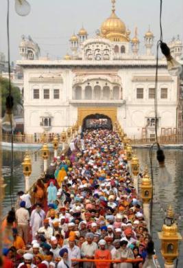 Thousands&nbsp;of&nbsp;devotees&nbsp;pay&nbsp;obeisance&nbsp;at&nbsp;the&nbsp;Golden&nbsp;Temple&nbsp;on&nbsp;the&nbsp;occasion&nbsp;of&nbsp;541st&nbsp;birth&nbsp;anniversary&nbsp;of&nbsp;first&nbsp;Sikh&nbsp;Master&nbsp;Guru&nbsp;Nanak&nbsp;Devji,&nbsp;in&nbsp;Amritsar,&nbsp;the&nbsp;holy&nbsp;place&nbsp;for&nbsp;Sikh&nbsp;on&nbsp;Nov.&nbsp;2,&nbsp;2009.&nbsp;(Xinhua/Stringer)