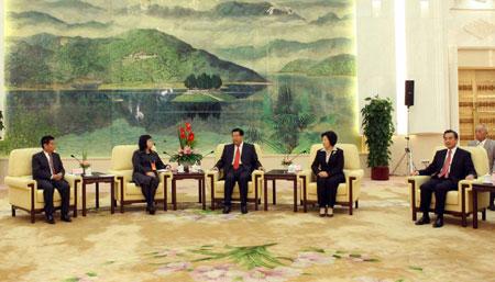 Jia&nbsp;Qinglin&nbsp;(C),&nbsp;member&nbsp;of&nbsp;the&nbsp;Standing&nbsp;Committee&nbsp;of&nbsp;the&nbsp;Political&nbsp;Bureau&nbsp;of&nbsp;the&nbsp;Communist&nbsp;Party&nbsp;of&nbsp;China&nbsp;Central&nbsp;Committee,&nbsp;who&nbsp;is&nbsp;also&nbsp;chairman&nbsp;of&nbsp;the&nbsp;National&nbsp;Committee&nbsp;of&nbsp;the&nbsp;Chinese&nbsp;People's&nbsp;Political&nbsp;Consultative&nbsp;Conference,&nbsp;meets&nbsp;with&nbsp;trade&nbsp;union&nbsp;representatives&nbsp;from&nbsp;Taiwan&nbsp;Province&nbsp;in&nbsp;Beijing,&nbsp;Nov.&nbsp;3,&nbsp;2009.&nbsp;(Xinhua/Liu&nbsp;Weibing)&nbsp;