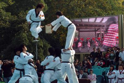 Taekwondo&nbsp;practitioners&nbsp;from&nbsp;South&nbsp;Korea's&nbsp;K-tigers&nbsp;taekwondo&nbsp;group&nbsp;perform&nbsp;near&nbsp;the&nbsp;West&nbsp;Lake&nbsp;in&nbsp;Hangzhou,&nbsp;capital&nbsp;of&nbsp;East&nbsp;China's&nbsp;Zhejiang&nbsp;province,&nbsp;November&nbsp;4,&nbsp;2009.&nbsp;The&nbsp;performance&nbsp;is&nbsp;part&nbsp;of&nbsp;the&nbsp;South&nbsp;Korea&nbsp;Culture&nbsp;Week&nbsp;in&nbsp;Hangzhou，one&nbsp;of&nbsp;China's&nbsp;most&nbsp;popular&nbsp;tourist&nbsp;attractions.[Xinhua]