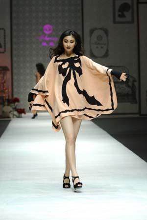 A&nbsp;model&nbsp;presents&nbsp;a&nbsp;creation&nbsp;by&nbsp;designer&nbsp;Qi&nbsp;Gang&nbsp;at&nbsp;China&nbsp;Fashion&nbsp;Week&nbsp;Show&nbsp;in&nbsp;Beijing&nbsp;November&nbsp;3,&nbsp;2009.