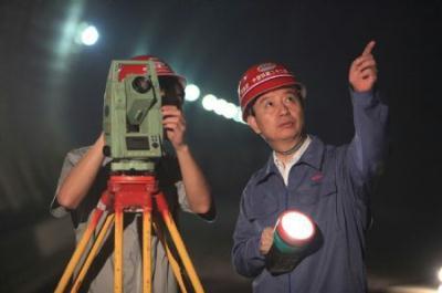 Engineers&nbsp;measure&nbsp;in&nbsp;Xiamen&nbsp;Xiang'an&nbsp;Tunnel,&nbsp;the&nbsp;first&nbsp;undersea&nbsp;tunnel&nbsp;in&nbsp;Chinese&nbsp;mainland,&nbsp;in&nbsp;Xiamen,&nbsp;southeast&nbsp;China's&nbsp;Fujian&nbsp;Province,&nbsp;on&nbsp;Nov.&nbsp;5,&nbsp;2009.&nbsp;The&nbsp;8695-meter-long&nbsp;Xiamen&nbsp;Xiang'an&nbsp;Tunnel&nbsp;was&nbsp;run-through&nbsp;on&nbsp;Thursday.&nbsp;(Xinhua/Kong&nbsp;Xiangwen)first&nbsp;undersea&nbsp;tunnel&nbsp;in&nbsp;Chinese&nbsp;mainland