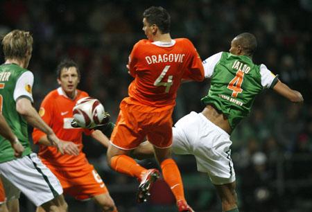 Austria&nbsp;Vienna's&nbsp;Aleksandar&nbsp;Dragovic&nbsp;(L)&nbsp;challenges&nbsp;Werder&nbsp;Bremen's&nbsp;Naldo&nbsp;during&nbsp;their&nbsp;Europa&nbsp;League&nbsp;soccer&nbsp;match&nbsp;in&nbsp;Bremen&nbsp;November&nbsp;5,&nbsp;2009.(Xinhua/Reuters&nbsp;Photo)