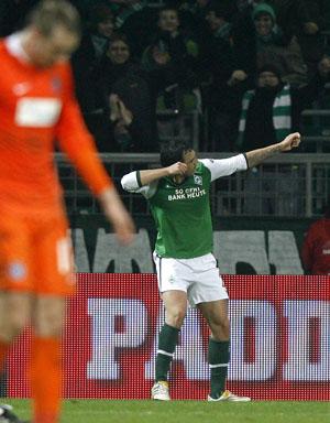Werder&nbsp;Bremen's&nbsp;Hugo&nbsp;Almeida&nbsp;celebrates&nbsp;after&nbsp;scoring&nbsp;against&nbsp;Austria&nbsp;Vienna&nbsp;during&nbsp;their&nbsp;Europa&nbsp;League&nbsp;soccer&nbsp;match&nbsp;in&nbsp;Bremen&nbsp;November&nbsp;5,&nbsp;2009.(Xinhua/Reuters&nbsp;Photo)