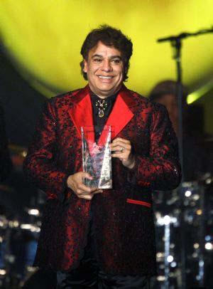 Mexican&nbsp;singer&nbsp;Juan&nbsp;Gabriel&nbsp;accepts&nbsp;the&nbsp;2009&nbsp;Latin&nbsp;Recording&nbsp;Academy&nbsp;Person&nbsp;of&nbsp;the&nbsp;Year&nbsp;award&nbsp;during&nbsp;the&nbsp;"De&nbsp;Fiesta&nbsp;With&nbsp;Juan&nbsp;Gabriel"&nbsp;in&nbsp;Las&nbsp;Vegas,&nbsp;Nevada&nbsp;November&nbsp;4,&nbsp;2009.(Xinhua/Reuters&nbsp;Photo)