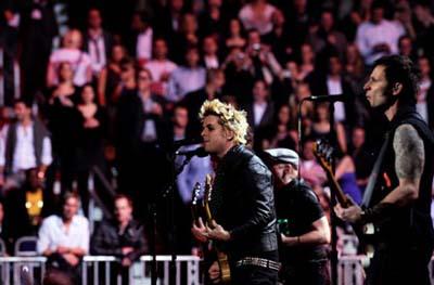 U.S.&nbsp;rock&nbsp;band&nbsp;Green&nbsp;Day&nbsp;performs&nbsp;during&nbsp;the&nbsp;MTV&nbsp;Europe&nbsp;Awards&nbsp;ceremony&nbsp;in&nbsp;Berlin&nbsp;November&nbsp;5,&nbsp;2009.&nbsp;November&nbsp;5,&nbsp;2009.&nbsp;(Xinhua/AFP&nbsp;Photo)