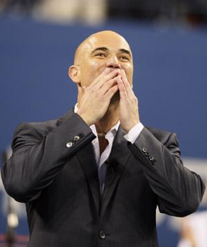 Former&nbsp;tennis&nbsp;champion&nbsp;Andre&nbsp;Agassi&nbsp;salutes&nbsp;the&nbsp;crowd&nbsp;during&nbsp;the&nbsp;opening&nbsp;ceremony&nbsp;at&nbsp;the&nbsp;U.S.&nbsp;Open&nbsp;tennis&nbsp;tournament&nbsp;in&nbsp;New&nbsp;York,&nbsp;August&nbsp;31,&nbsp;2009.(Xinhua/Reuters&nbsp;Photo)