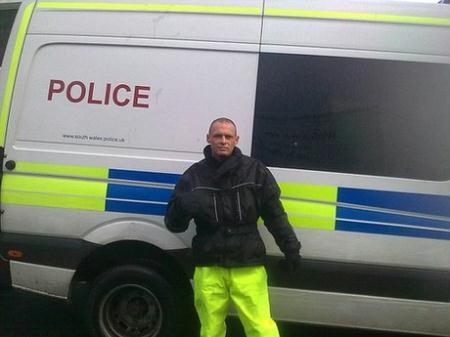 An&nbsp;on-the-run&nbsp;burglary&nbsp;suspect&nbsp;has&nbsp;taunted&nbsp;the&nbsp;authorities&nbsp;with&nbsp;a&nbsp;home-made&nbsp;mugshot&nbsp;showing&nbsp;him&nbsp;standing&nbsp;next&nbsp;to&nbsp;a&nbsp;police&nbsp;van.&nbsp;