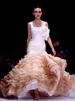 A&nbsp;model&nbsp;displays&nbsp;a&nbsp;creation&nbsp;of&nbsp;White&nbsp;Collar&nbsp;during&nbsp;the&nbsp;China&nbsp;Fashion&nbsp;Week&nbsp;in&nbsp;Beijing,&nbsp;capital&nbsp;of&nbsp;China,&nbsp;Nov.&nbsp;9,&nbsp;2009.&nbsp;(Xinhua&nbsp;Photo)