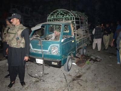 Police&nbsp;guard&nbsp;beside&nbsp;a&nbsp;destroyed&nbsp;car&nbsp;in&nbsp;Charsadda,&nbsp;a&nbsp;city&nbsp;some&nbsp;30&nbsp;kilometers&nbsp;north&nbsp;of&nbsp;Peshawar&nbsp;of&nbsp;Pakistan,&nbsp;Nov.&nbsp;10,&nbsp;2009.&nbsp;A&nbsp;suicide&nbsp;car&nbsp;bomb&nbsp;attack&nbsp;killed&nbsp;at&nbsp;least&nbsp;20&nbsp;people&nbsp;in&nbsp;a&nbsp;crowded&nbsp;market&nbsp;place&nbsp;in&nbsp;Charsadda&nbsp;on&nbsp;Tuesday.(Xinhua/Umar&nbsp;Qayyum)