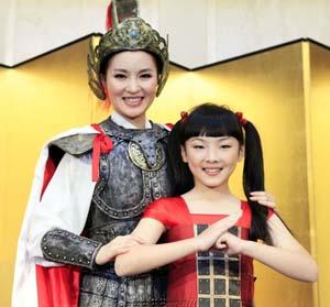 Chinese&nbsp;singer&nbsp;Lei&nbsp;Jia&nbsp;(L)&nbsp;and&nbsp;emcee&nbsp;Dou&nbsp;Dou&nbsp;pose&nbsp;for&nbsp;photos&nbsp;during&nbsp;the&nbsp;press&nbsp;conference&nbsp;of&nbsp;Chinese&nbsp;Opera&nbsp;Mulan&nbsp;in&nbsp;Tokyo,&nbsp;Nov.&nbsp;10,&nbsp;2009.&nbsp;The&nbsp;Chinese&nbsp;Opera&nbsp;Mulan&nbsp;will&nbsp;be&nbsp;performed&nbsp;from&nbsp;Nov.&nbsp;11&nbsp;in&nbsp;Japan.&nbsp;(Xinhua/Ren&nbsp;Zhenglai)