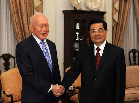 Chinese&nbsp;President&nbsp;Hu&nbsp;Jintao&nbsp;(R)&nbsp;shakes&nbsp;hands&nbsp;with&nbsp;Singapore's&nbsp;Minister&nbsp;Mentor&nbsp;Lee&nbsp;Kuan&nbsp;Yew&nbsp;during&nbsp;their&nbsp;meeting&nbsp;in&nbsp;Singapore,&nbsp;on&nbsp;Nov.&nbsp;11,&nbsp;2009.&nbsp;Hu&nbsp;Jintao&nbsp;arrived&nbsp;here&nbsp;on&nbsp;Wednesday&nbsp;for&nbsp;a&nbsp;state&nbsp;visit&nbsp;and&nbsp;the&nbsp;Economic&nbsp;Leaders&nbsp;Meeting&nbsp;of&nbsp;the&nbsp;Asia-Pacific&nbsp;Economic&nbsp;Cooperation&nbsp;(APEC),&nbsp;scheduled&nbsp;for&nbsp;Saturday&nbsp;and&nbsp;Sunday.(Xinhua/Huang&nbsp;Jingwen)