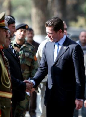 German&nbsp;Defense&nbsp;Minister&nbsp;Karl-Theodor&nbsp;zu&nbsp;Guttenberg&nbsp;(R)&nbsp;shakes&nbsp;hands&nbsp;with&nbsp;an&nbsp;Afghan&nbsp;officer&nbsp;in&nbsp;Kabul,&nbsp;capital&nbsp;of&nbsp;Afganistan,&nbsp;Nov.&nbsp;12,&nbsp;2009.&nbsp;Guttenberg&nbsp;arrived&nbsp;in&nbsp;Kabul&nbsp;on&nbsp;Thursday.&nbsp;(Xinhua/Zabi&nbsp;Tamanna)