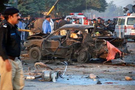 Security&nbsp;force&nbsp;members&nbsp;guard&nbsp;a&nbsp;destroyed&nbsp;car&nbsp;after&nbsp;a&nbsp;blast&nbsp;in&nbsp;Peshawar,&nbsp;Pakistan,&nbsp;Nov.&nbsp;14,&nbsp;2009.&nbsp;A&nbsp;suicide&nbsp;car&nbsp;bomb&nbsp;attacked&nbsp;a&nbsp;security&nbsp;check&nbsp;point&nbsp;on&nbsp;road&nbsp;to&nbsp;downtown&nbsp;Peshawar&nbsp;Saturday&nbsp;and&nbsp;killed&nbsp;at&nbsp;least&nbsp;5&nbsp;people&nbsp;and&nbsp;wounded&nbsp;25&nbsp;others.&nbsp;(Xinhua/Umar&nbsp;Qayyum)