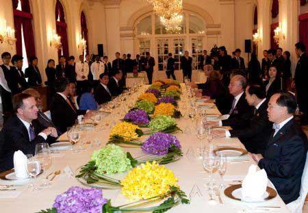 The closing luncheon of the 17th APEC Economic Leaders Meeting is held at the Istana, Singapore President's office and residence, Nov. 15, 2009.(Xinhua/Xu Jinquan)