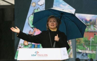 U.S.&nbsp;Secretary&nbsp;of&nbsp;State&nbsp;Hillary&nbsp;Clinton&nbsp;delivers&nbsp;a&nbsp;speech&nbsp;during&nbsp;her&nbsp;visit&nbsp;to&nbsp;the&nbsp;USA&nbsp;pavilion&nbsp;for&nbsp;the&nbsp;2010&nbsp;Shanghai&nbsp;World&nbsp;Expo&nbsp;in&nbsp;Shanghai,&nbsp;Nov.&nbsp;16,&nbsp;2009.&nbsp;(Xinhua/Ren&nbsp;Long)